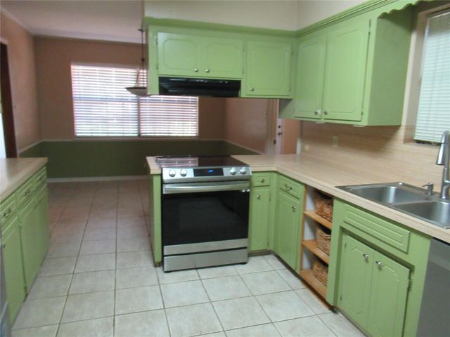 118 Arrowwood Street, Lake Jackson, TX 77566