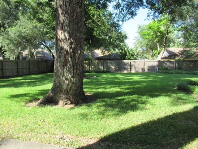 118 Arrowwood Street, Lake Jackson, TX 77566