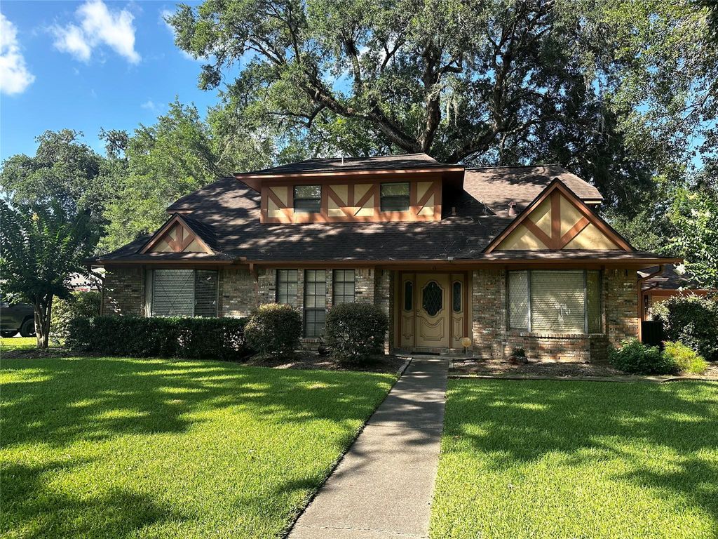 118 Arrowwood Street, Lake Jackson, TX 77566