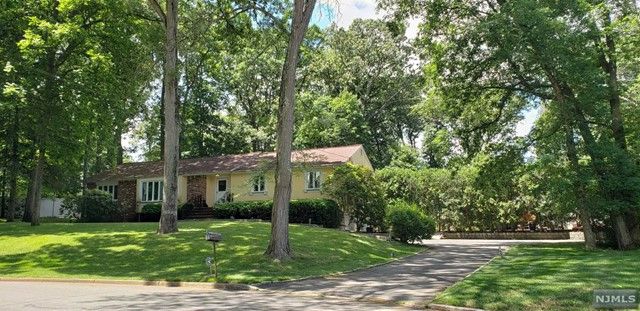 209 Tanglewood Court, Franklin Lakes, NJ 07417