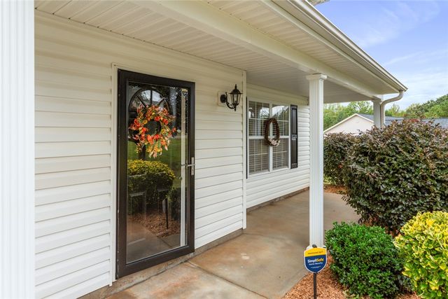 102 Lochenshire Place, Belton, SC 29627