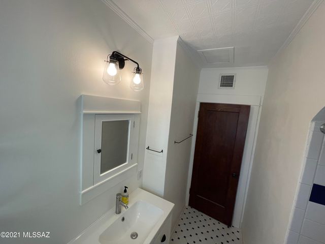 1041 E Grant Road, Tucson, AZ 85719