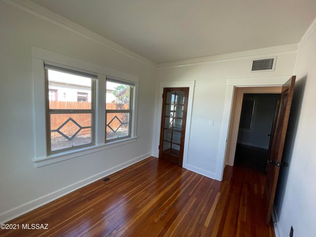 1041 E Grant Road, Tucson, AZ 85719