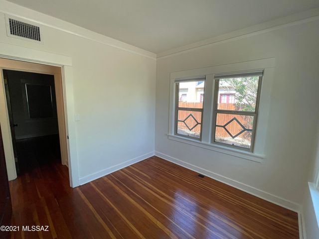 1041 E Grant Road, Tucson, AZ 85719