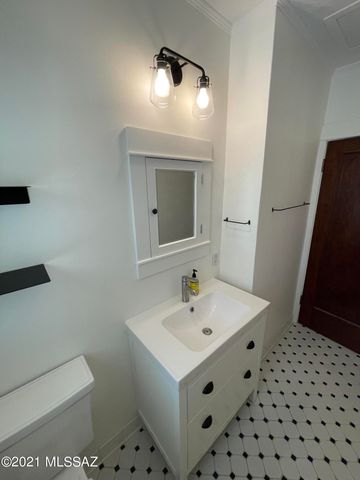 1041 E Grant Road, Tucson, AZ 85719