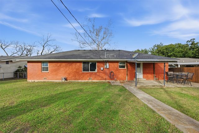 704 N Harrison Street, West, TX 76691