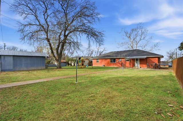 704 N Harrison Street, West, TX 76691