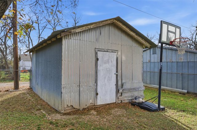 704 N Harrison Street, West, TX 76691
