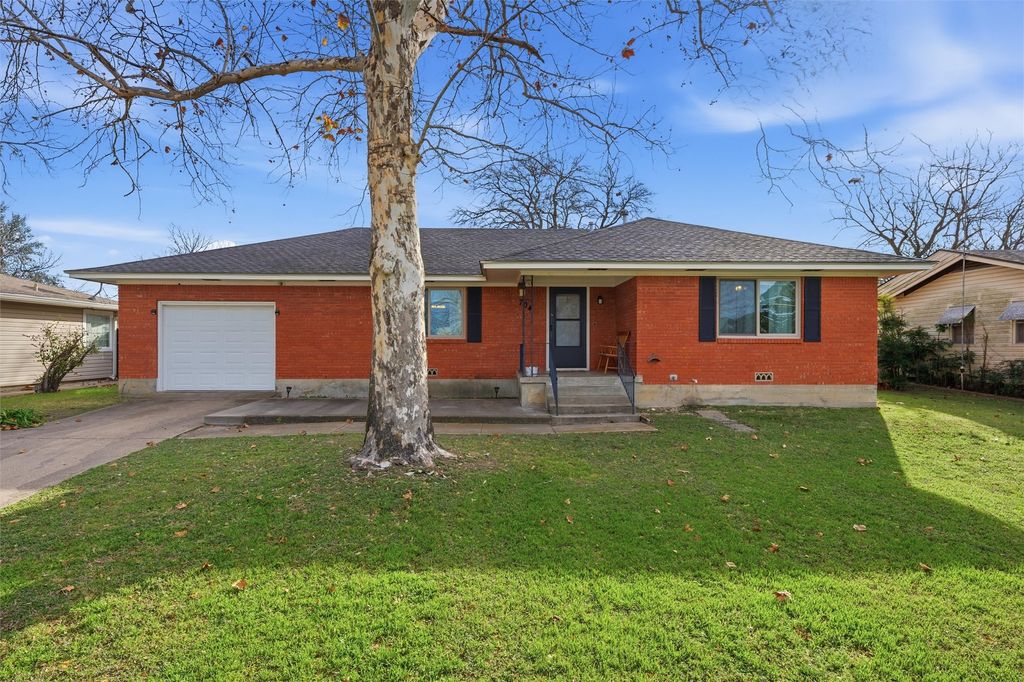 704 N Harrison Street, West, TX 76691