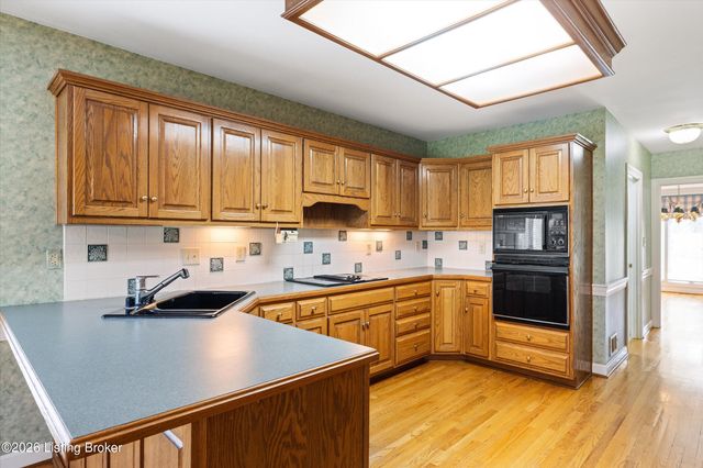 903 Lake Forest Pkwy, Louisville, KY 40245