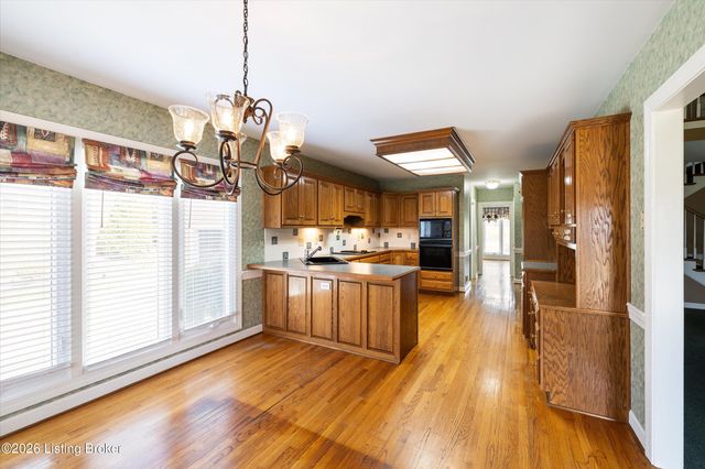 903 Lake Forest Pkwy, Louisville, KY 40245