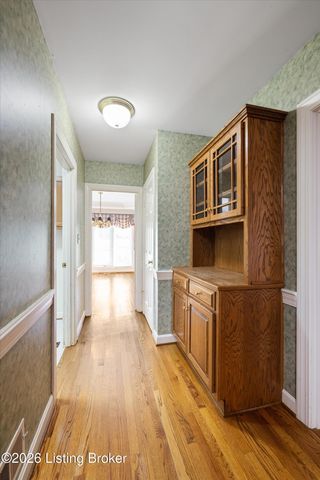 903 Lake Forest Pkwy, Louisville, KY 40245