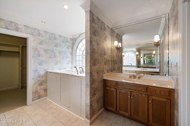 903 Lake Forest Pkwy, Louisville, KY 40245