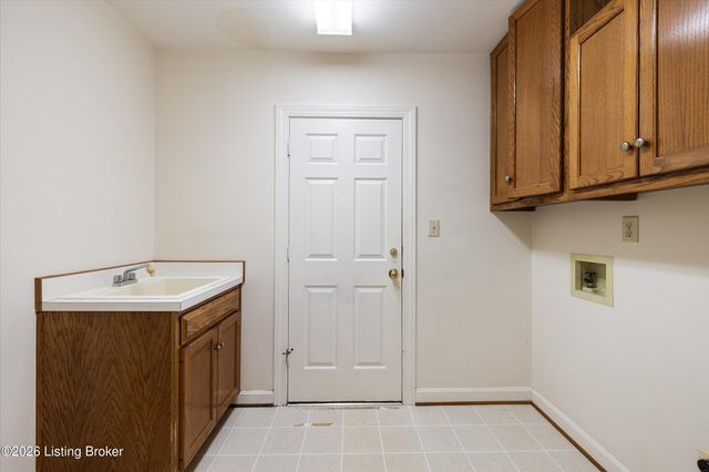 903 Lake Forest Pkwy, Louisville, KY 40245