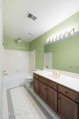 903 Lake Forest Pkwy, Louisville, KY 40245