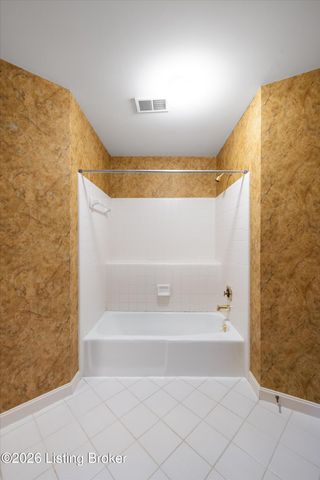 903 Lake Forest Pkwy, Louisville, KY 40245