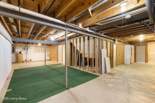 903 Lake Forest Pkwy, Louisville, KY 40245