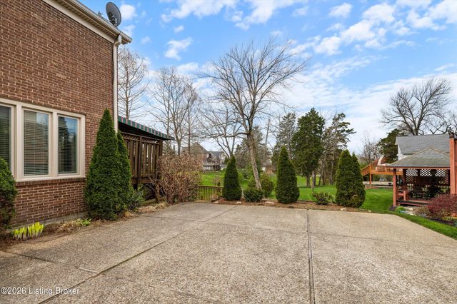 903 Lake Forest Pkwy, Louisville, KY 40245