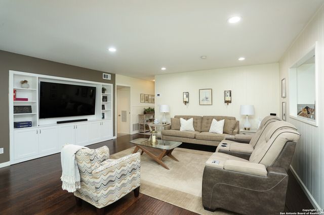 206 Yosemite Dr, San Antonio, TX 78232