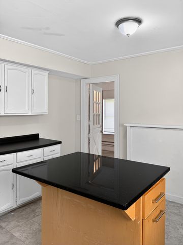2040 AVENUE A, Council Bluffs, IA 51501