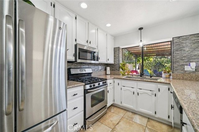 1591 San Fernando Dr, Corona, CA 92882