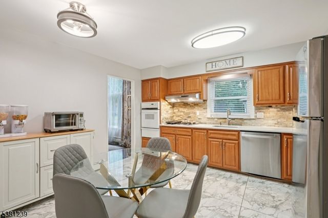 22 Condit Ct, Roseland Boro, NJ 07068