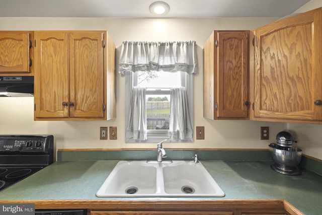 2904 VILLAGE SQUARE DR, Dover, PA 17315