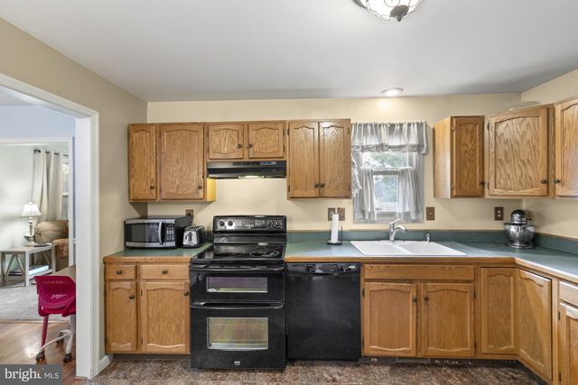 2904 VILLAGE SQUARE DR, Dover, PA 17315