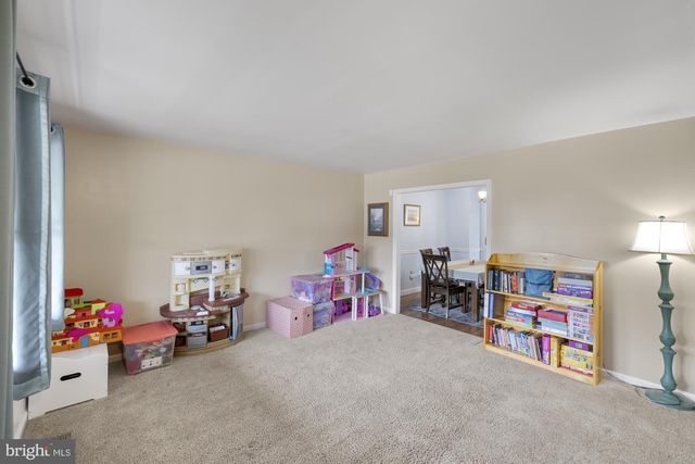 2904 VILLAGE SQUARE DR, Dover, PA 17315