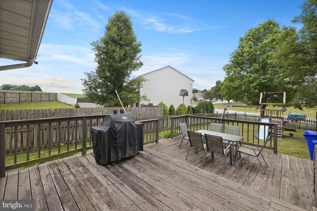2904 VILLAGE SQUARE DR, Dover, PA 17315