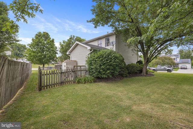 2904 VILLAGE SQUARE DR, Dover, PA 17315