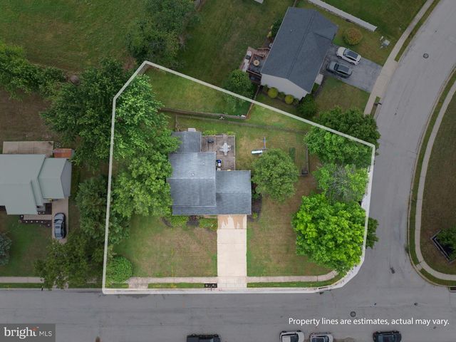 2904 VILLAGE SQUARE DR, Dover, PA 17315