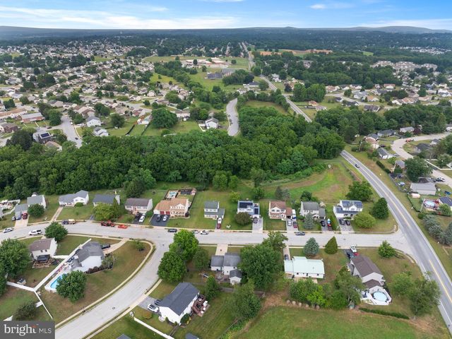 2904 VILLAGE SQUARE DR, Dover, PA 17315