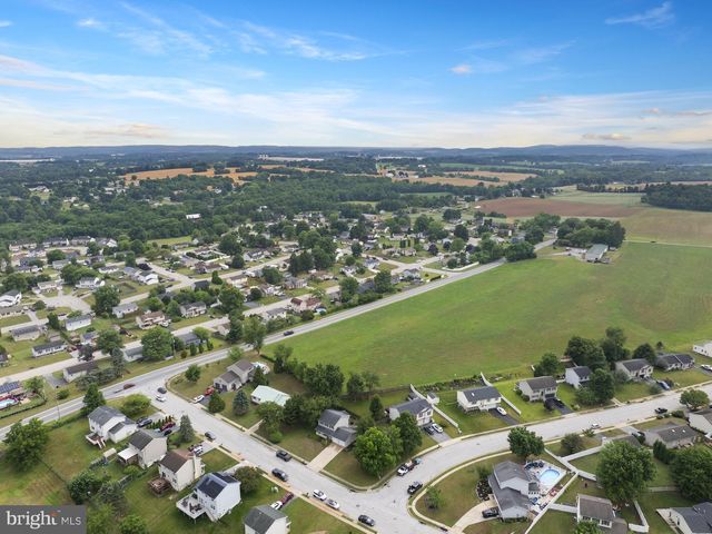 2904 VILLAGE SQUARE DR, Dover, PA 17315