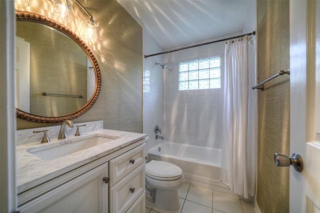 9 Oldstream Court, The Woodlands, TX 77381