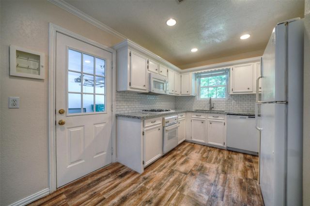 9 Oldstream Court, The Woodlands, TX 77381