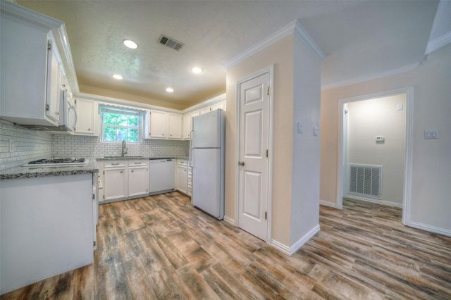 9 Oldstream Court, The Woodlands, TX 77381