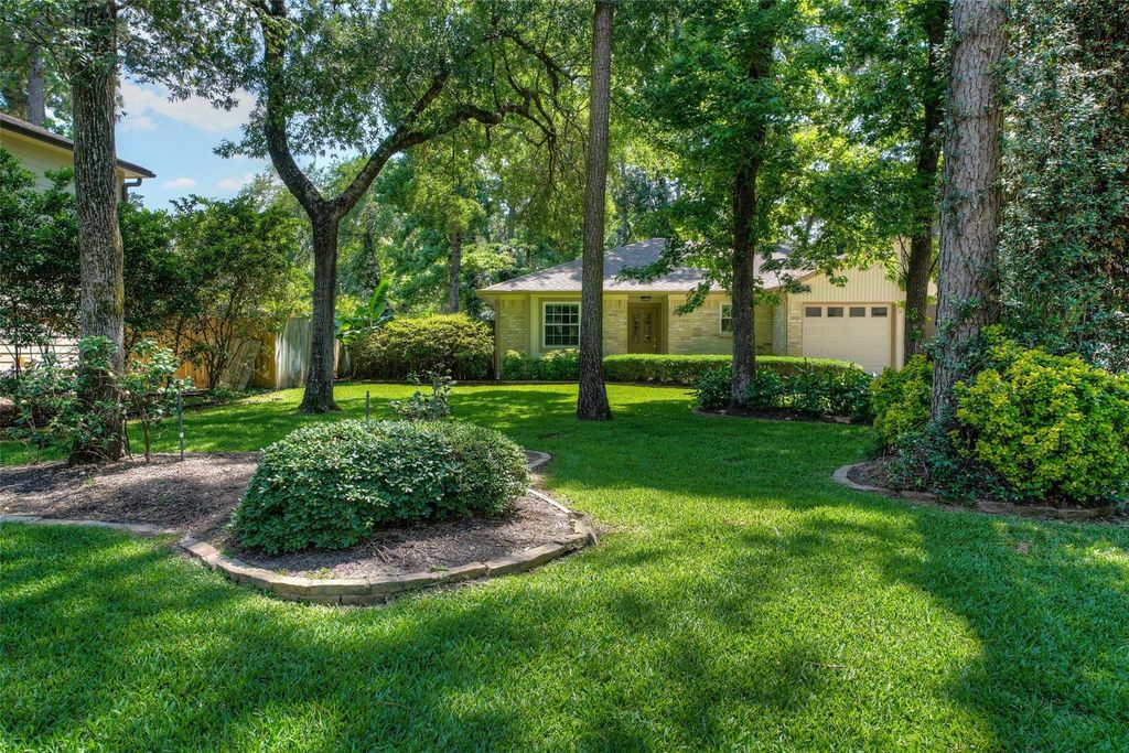 9 Oldstream Court, The Woodlands, TX 77381
