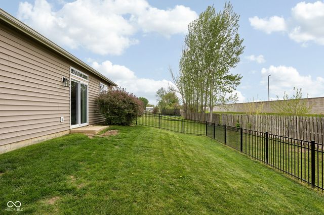524 Genisis Drive, Whiteland, IN 46184