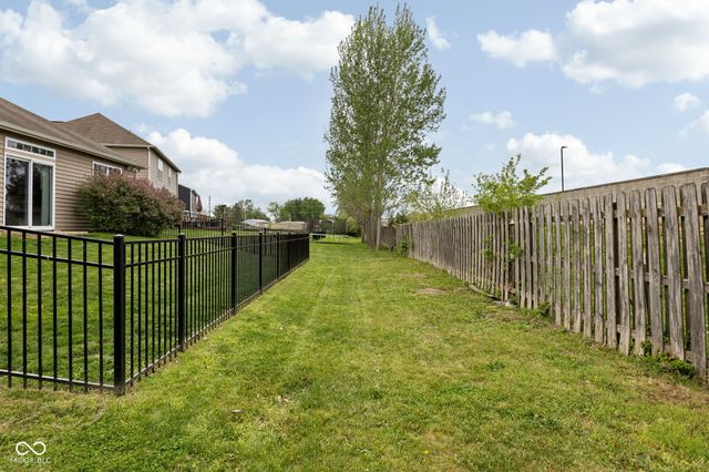 524 Genisis Drive, Whiteland, IN 46184