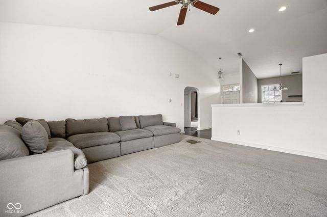 524 Genisis Drive, Whiteland, IN 46184