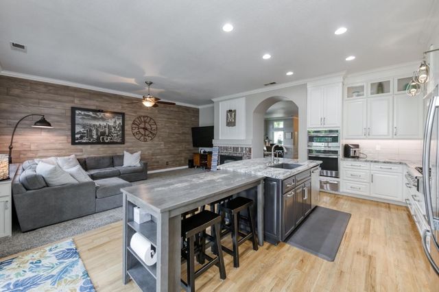 1124 Oak Avenue, Clovis, CA 93611