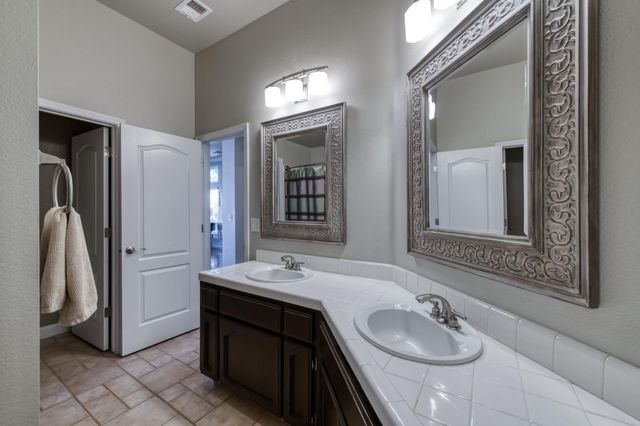 1124 Oak Avenue, Clovis, CA 93611