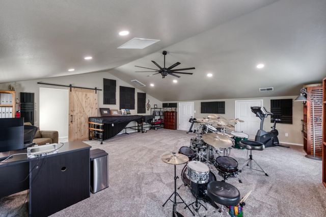 1124 Oak Avenue, Clovis, CA 93611