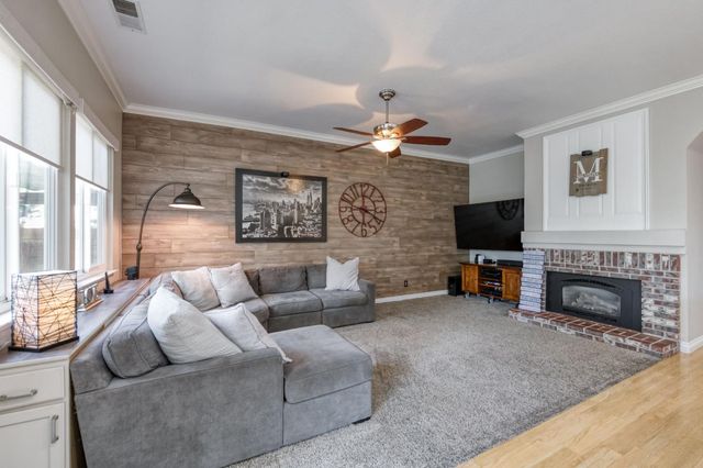 1124 Oak Avenue, Clovis, CA 93611