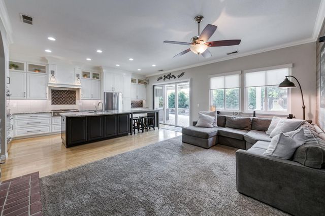 1124 Oak Avenue, Clovis, CA 93611