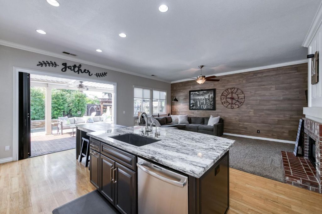 Image 12 of property listing at 1124 Oak Avenue, Clovis, CA 93611