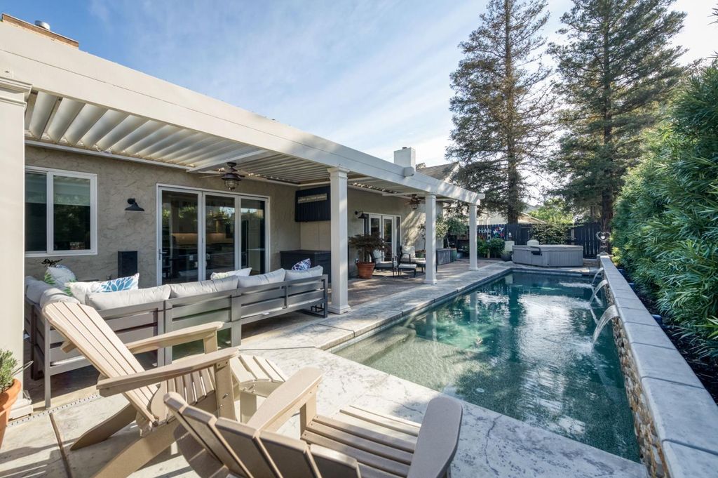 Image 16 of property listing at 1124 Oak Avenue, Clovis, CA 93611