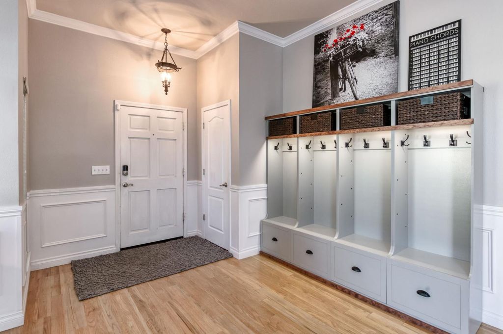 Image 2 of property listing at 1124 Oak Avenue, Clovis, CA 93611