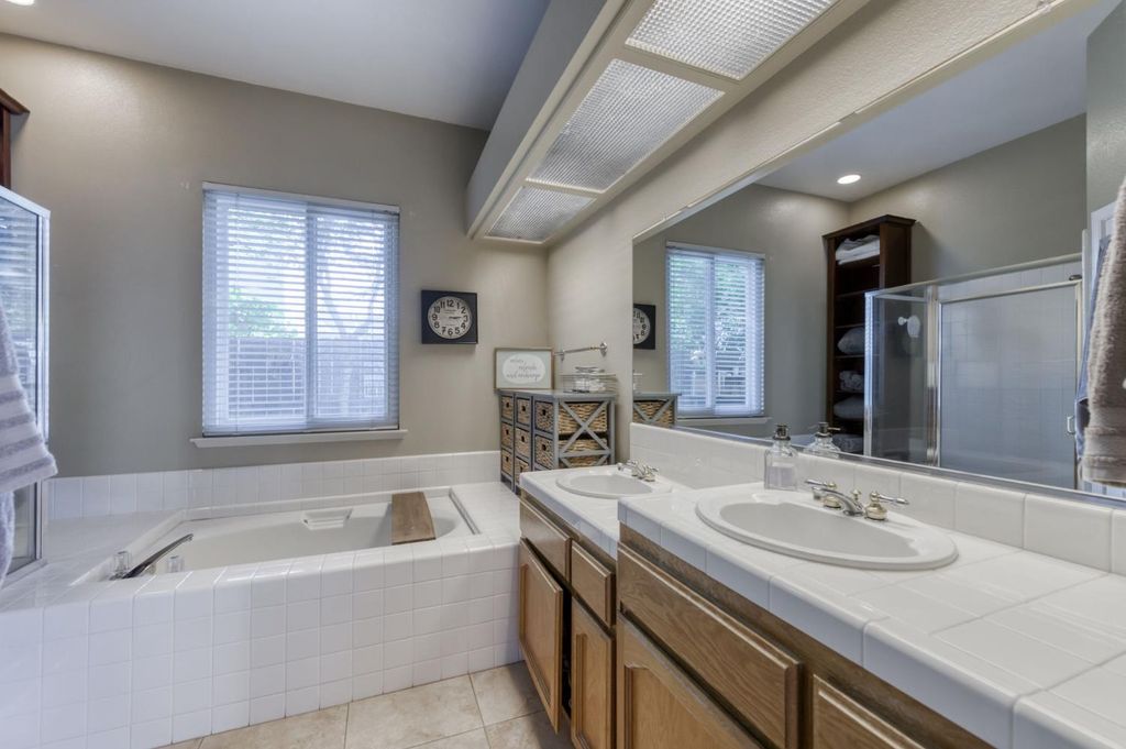 Image 28 of property listing at 1124 Oak Avenue, Clovis, CA 93611